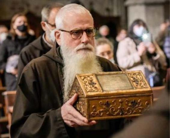 Vista  del  altar  mayor  de  la  Seo  y  de  Fray  Valentí  Serra  de  Manresa  con  la  urna  de  reliquias  de  los  tres nuevos  beatos  Vista  del  altar  mayor  de  la  Seo  y  de  Fray  Valentí  Serra  de  Manresa  con  la  urna  de  reliquias  de  los  tres nuevos  beatos